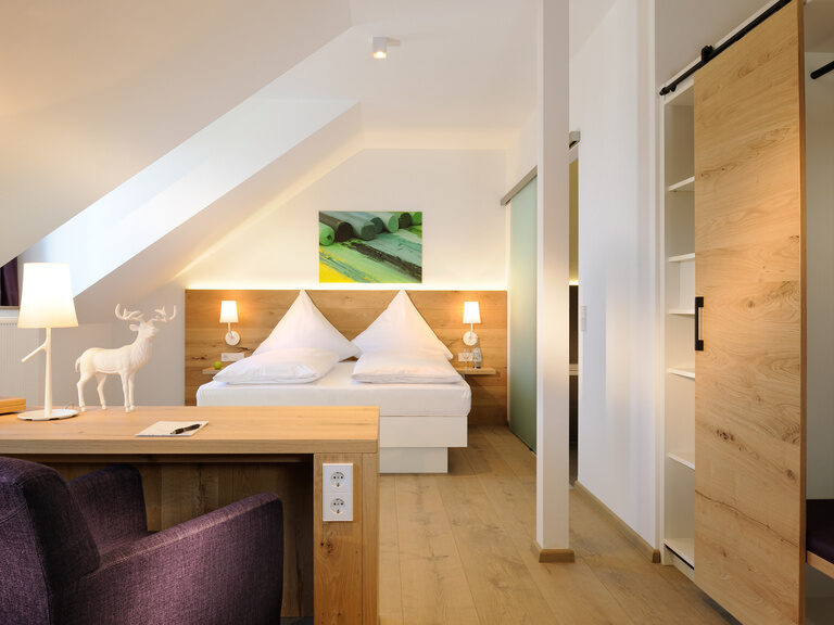 Eine Säule stützt die Juniorsuite Hirsch