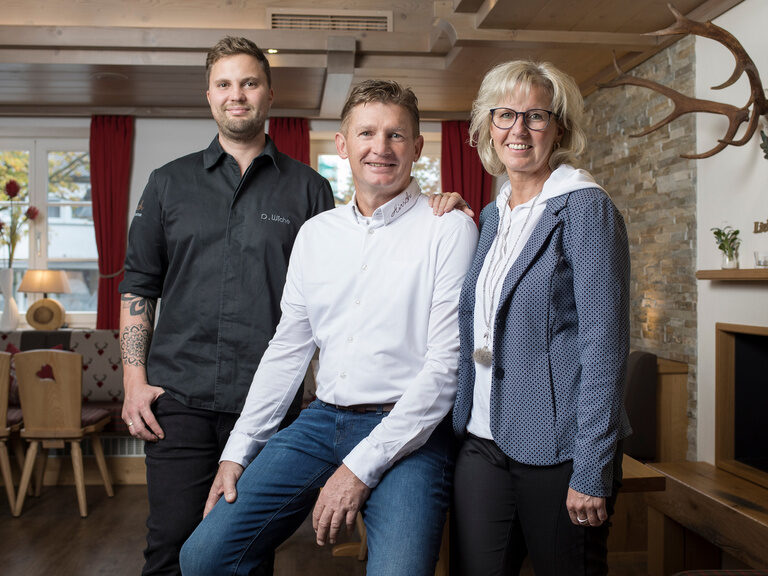 Drei Teammitglieder des Landgasthofs Hirsch lächeln in die Kamera